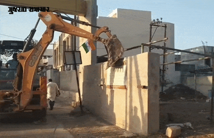 VIDEO | જામનગરમાં ગુજસીટોકના આરોપીઓ પર કડક કાર્યવાહી, પૂર્વ કોર્પોરેટર અલતાફ ખફી અને તેની ગેંગનું ગેરકાયદે દબાણ દૂર કરાયું