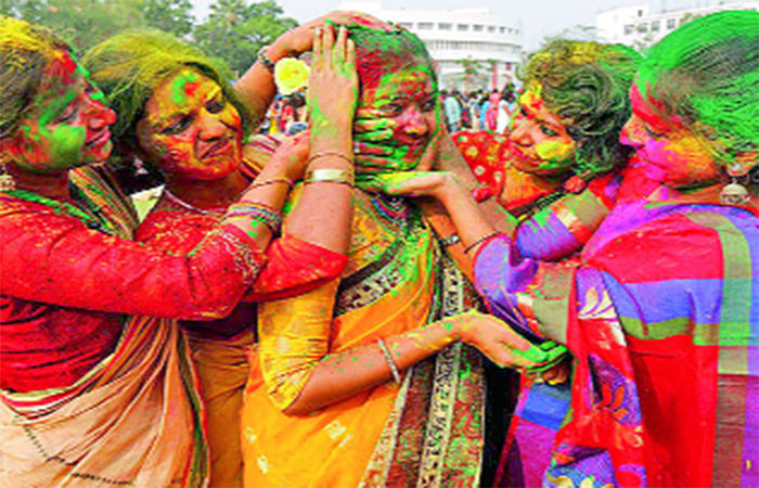 'બુરા ન માનો હોલી હૈ'                               .