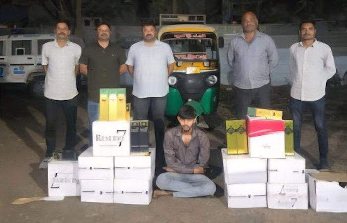 જામનગર-રાજકોટ ધોરી માર્ગ પર ઇંગ્લિશ દારૂની હેરાફેરી કરનાર રીક્ષા ચાલક પકડાયો
