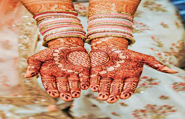 હાથમાં મૂકેલી મહેંદી જોઈને,યાદ કરતી હોઉં છું હું કોઈને!