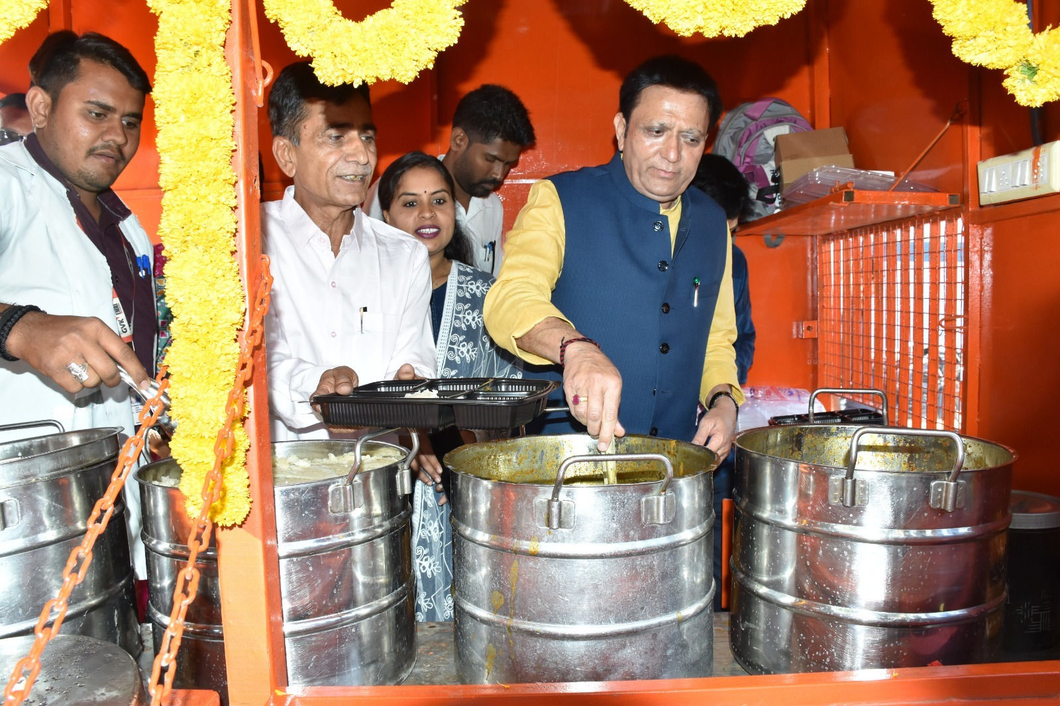 શ્રમિક અન્નપૂર્ણા યોજના: રાજ્યમાં વધુ 2 સ્થળે ભોજન કેન્દ્ર શરૂ, શ્રમિકોને રહેવાની અને આરોગ્યની સુવિધા પણ આપવાની તૈયારી