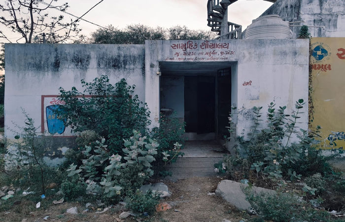 પોરડા ગામમાં જાહેર શૌચાલય ગંદકી, ઝાડી-ઝાંખરામાં ગરકાવ