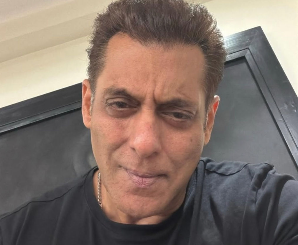 Salman Khan shares four posts at mid-night after his ugly encounter with paps, netizens confused over his caption