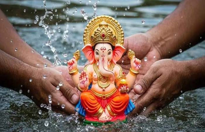 ગણેશ વિસર્જન યાત્રામાં રોડ પર બોમ્બ નહીં ફોડવાનું કહેતા હુમલો