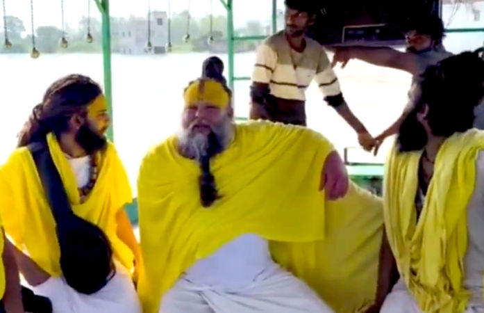 VIDEO: વૃંદાવનમાં યમુનાનું રૌદ્ર સ્વરૂપ જોવા પહોંચેલા પ્રેમાનંદ મહારાજે કહ્યું- 'આ કુદરતી પ્રકોપ નહીં'