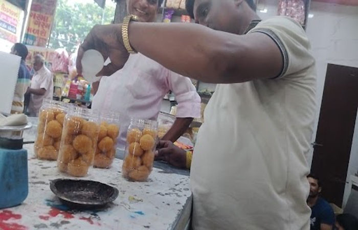 વડોદરા કોર્પોરેશન દ્વારા મીઠાઈ, ફરસાણ, ખાદ્ય તેલ વગેરેનું ચેકિંગ, 69 સ્થળે તપાસ કરી ખાદ્ય પદાર્થોના 59 નમૂના લીધા