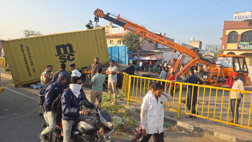 Collision between two trucks leaves the drivers, one pedestrian injured in Ahmedabad’s Aslali