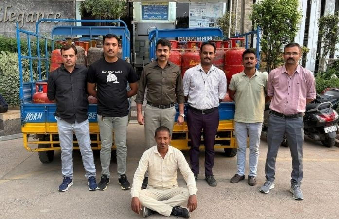 અમદાવાદ: આનંદનગરમાં ગેસ રિફિલિંગનું કૌભાંડ ઝડપાયું, 65 સિલિન્ડર અને 2 રિક્ષા સાથે એકની ધરપકડ