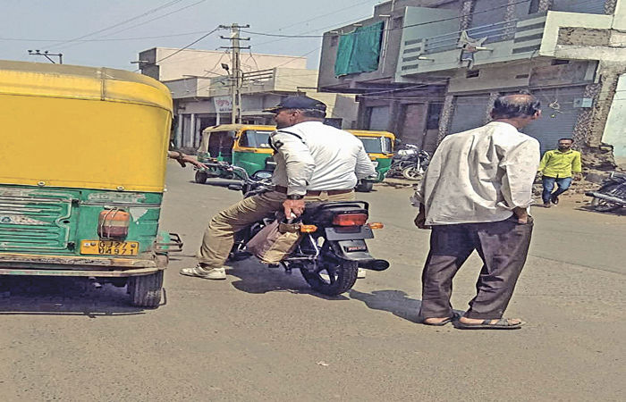 ટ્રાફિક કોન્સ્ટેબલ નિયમોનું પાલન ન કરતા હોવાની ભાજપના નેતાની પોસ્ટથી વિવાદ