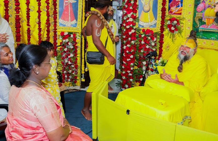 VIDEO: રાષ્ટ્રપતિ દ્રોપદી મુર્મૂ પહોંચ્યા મથુરા-વૃંદાવન, પ્રેમાનંદ મહારાજના આશીર્વાદ મેળવ્યા, રાધે-રાધે કહીને થયું સ્વાગત