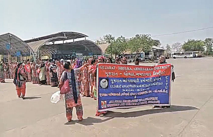 બાવળા-ધોળકામાં આંગણવાડી કાર્યકરોએ રેલી કાઢી મામલતદાર કચેરી ગજવી