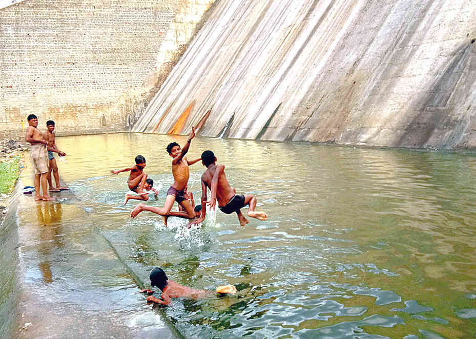 ઉમરિયા ડેમમાંથી સર્જાયેલા ઊંડા ધરામાં જોખમી ભૂસકાં મારતા બાળકો
