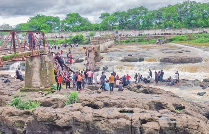 પુણે પાસે ઈન્દ્રાયણી નદીનો પુલ તૂટતાં 50થી વધુ ખાબક્યા : ચારનાં મોત
