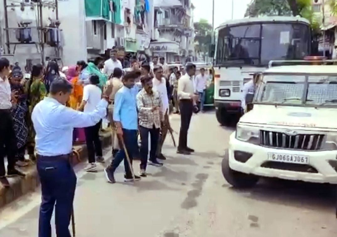 ટોળાએ જૂનીગઢી વિસ્તાર તરફ ધસી જઇ  ભારે પથ્થરમારા સાથે તોડફોડ કરી