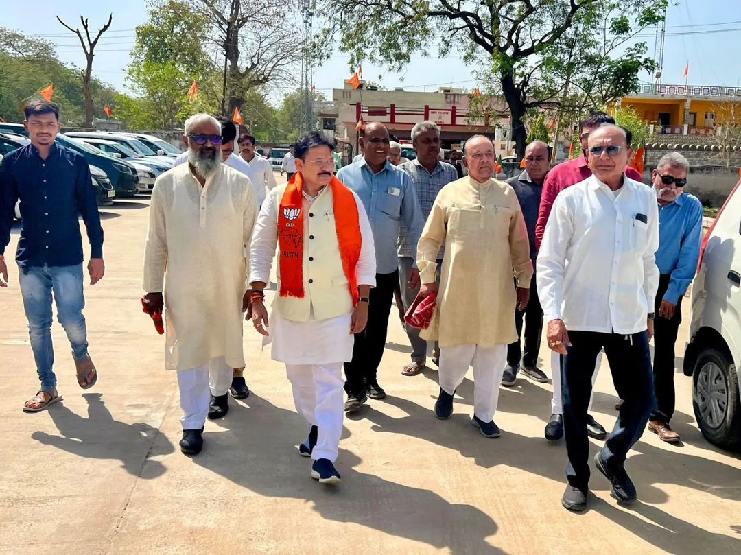 Minister Devusinh Chauhan welcomes Muslims of Kheda into BJP