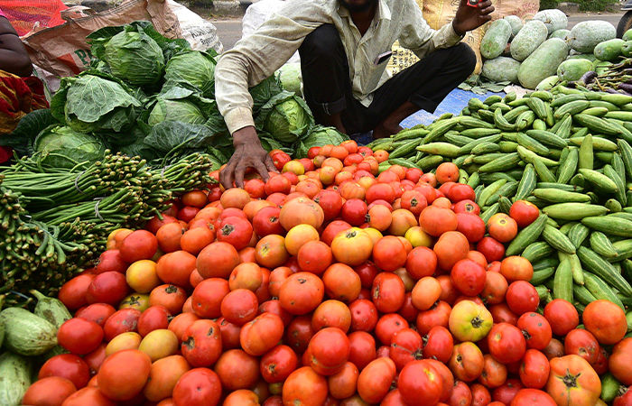 22 SMC Marketplaces in Surat run dry, vendors continue to sell on street