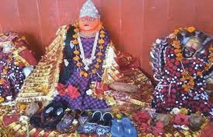 એક અનોખું મંદિર જ્યાં પગરખાં ચડાવાય છે