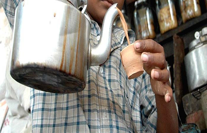 જામનગરની એક હોટલમાં કામ કરતા બાળ મજુરને મુક્ત કરાવતી પોલીસ ટીમ