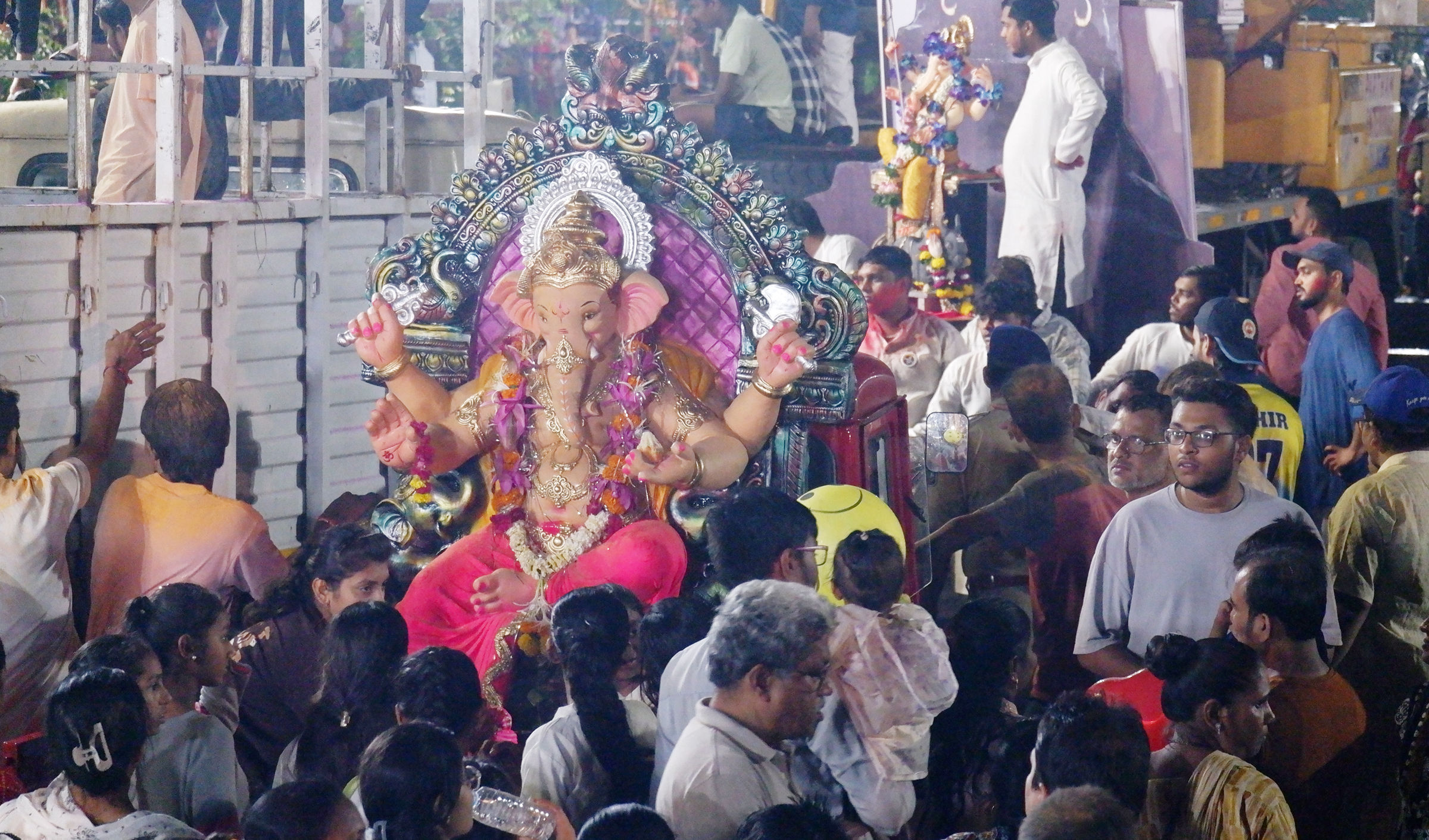 પાણીગેટ માંડવી રોડ પરથી સવારીઓ સાંજ પહેલા જ  પસાર કરાવી દેવાઇ