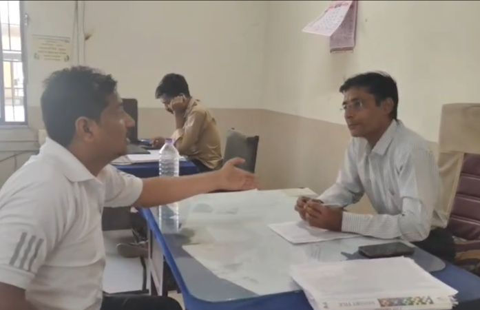 છોટા ઉદેપુરમાં બોર્ડની પરીક્ષા વચ્ચે વિવાદ, આચાર્ય અને ડેપો મેનેજર વચ્ચે બસ મુદ્દે માથાકૂટ