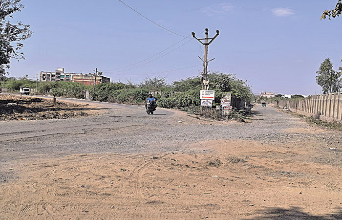 વઢવાણથી મૂળચંદ અને રાજપર જતો માર્ગ રિસર્ફેસ નહીં કરતા ખખડધડ
