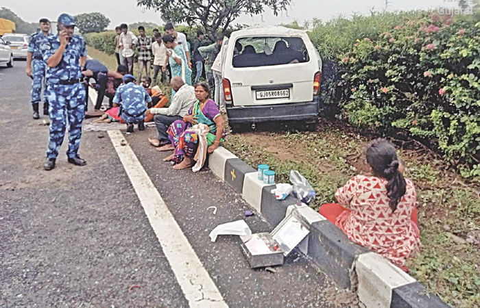 અમદાવાદ- વડોદરા હાઈવે પર ટાયર ફાટતા ઈકો ગાડી ડિવાઈડરમાં ઘૂસી