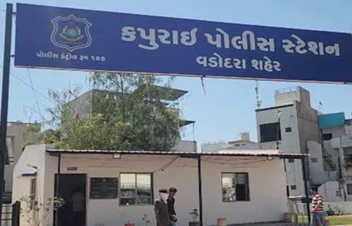 ખટંબા આવાસ યોજનાના ટેરેસ ઉપર જુગાર રમતા 7 ઝડપાયા , રૂ.1.22લાખની મત્તા જપ્ત