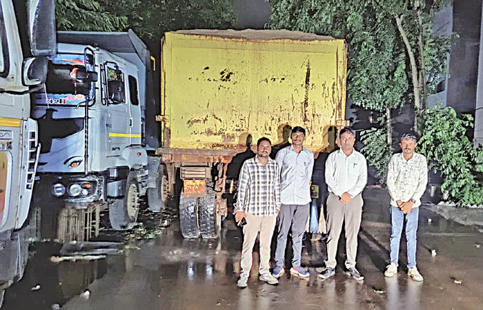 ચોટીલા તાલુકામાંથી ઓવરલોડ રેતી ભરેલા 2 ડમ્પર ઝડપાયા