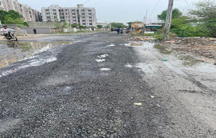 વરસાદની શરૂઆત થતાની સાથે જ વડોદરાના ગાજરાવાડીમાં રસ્તાનું ધોવાણ