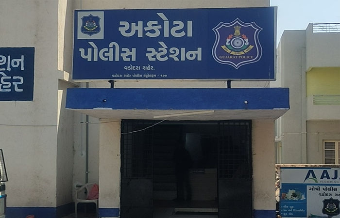 વડોદરાના અકોટામાં ડી માર્ટની સામે જાહેરમાં મારામારી કરનાર વિદ્યાર્થીઓના વાલીઓને પોલીસે માફી મંગાવી