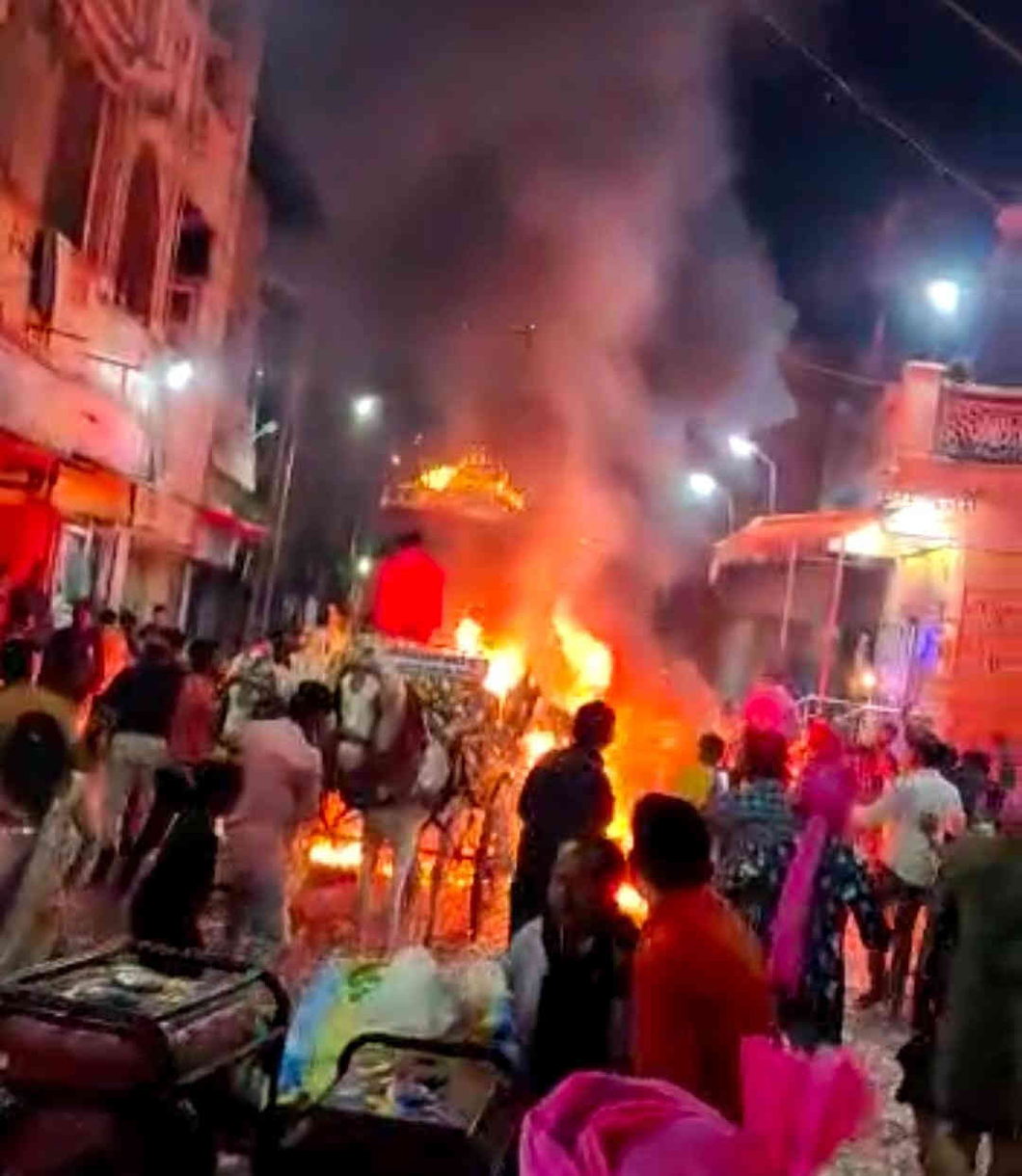 વરઘોડામાં ફટાકડા ફોડતા આગ લાગી ઃ બગી સળગી જતા નાસભાગ
