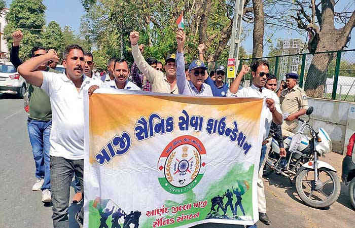 આણંદમાં માજી સૈનિકો, વીર નારીઓને ખેતી માટે જમીન નહિં ફાળવાતા રેલી