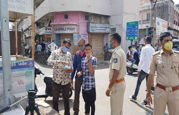 જામનગર શહેર અને જિલ્લાના પોલીસ તંત્ર દ્વારા સોશિયલ ડિસ્ટન્સ-માસ્ક અને રાત્રિ કરફ્યુ ભંગ અંગે ઝુંબેશ હાથ ધરાઈ