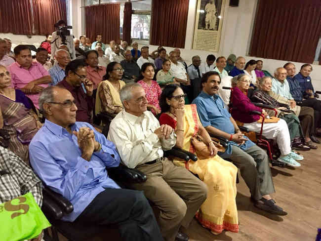 બકુલ ત્રિપાઠી જ્યોતીન્દ્ર દવે પછીના મોટા માઇલસ્ટોન હાસ્યલેખક હતા