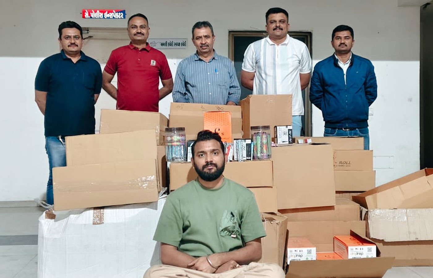 અમદાવાદના વટવામાં ગેરકાયદે સ્મોકિંગ કોન અને રોલિંગ પેપરનું ગોડાઉન ઝડપાયું, મણિનગરના વેપારીની ધરપકડ