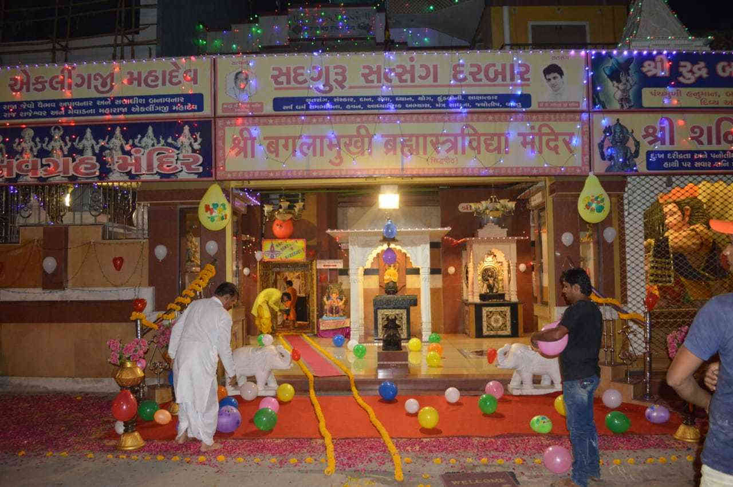બગલામુખી મંદિરના મહારાજને ઝડપી પાડવા માટે પોલીસના દરોડા