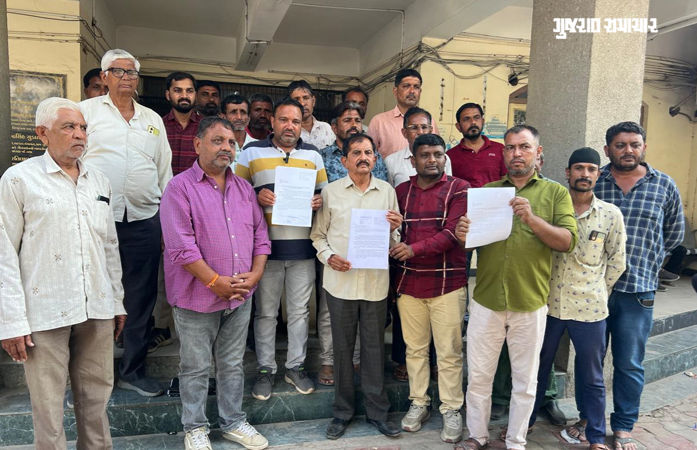 મંજૂરી વગર ખેતરોમાં વીજપોલ નાખી દેવાતા બાવળાના 6 ગામના ખેડૂતોનો હોબાળો, મામલતદારને આવેદન