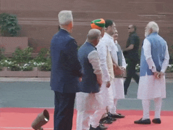 PM મોદી અને રાહુલ ગાંધી વચ્ચે જામી ગૂફ્તગૂ, સોશિયલ મીડિયામાં વાઈરલ થયો સંસદનો વીડિયો