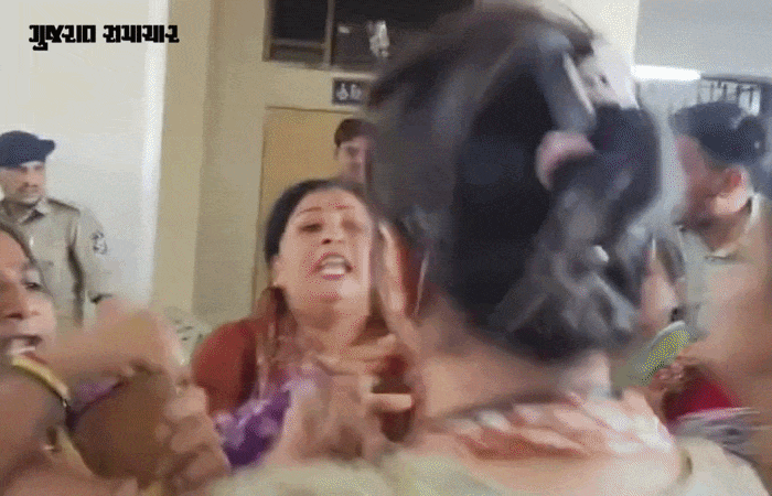 VIDEO : વડોદરાના વધુ એક વોર્ડમાં ભાજપ-કોંગ્રેસ વચ્ચે રાજકીય ઘમાસાણ, સમા મામલતદાર કચેરી બની સમરાંગણ, કાર્યકરો-પોલીસ વચ્ચે ઘર્ષણ