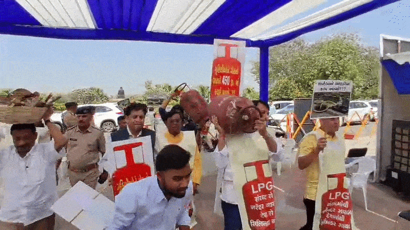 ગાંધીનગર: માથે લાકડા અને સિલિન્ડર લઈને વિધાનસભા પહોંચ્યા કોંગ્રેસના ધારાસભ્યો, ગેસની તંગી મુદ્દે વિરોધ પ્રદર્શન