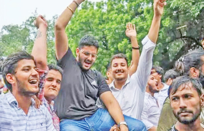 DUSUનાજંગમાં તમામ રાજકીય પક્ષોએ નાણા કોથળી ખોલી નાખી છે