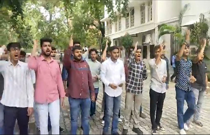 વડોદરામાં MSUની કોમર્સ ફેકલ્ટીમાં સીટો વધારીને બાકીના 1020ને વિદ્યાર્થીઓને એડમિશન આપવા માગણી