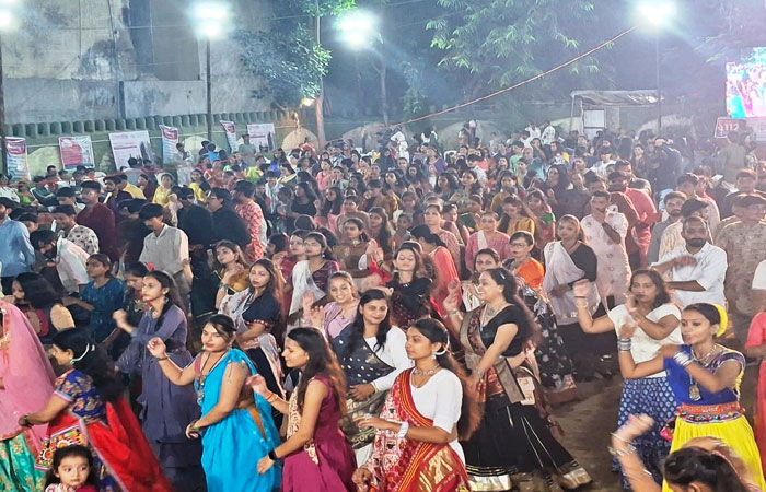 ગ્રામ્ય અને શહેરી વિસ્તારોમાં મોડી રાત સુધી ખેલૈયાઓએ ગરબે ઘુમ્યા