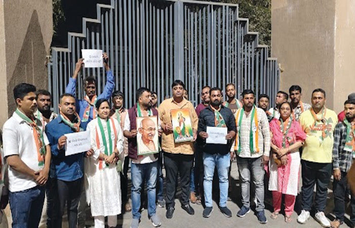 જામનગરના ટાઉનહોલમાં આયોજિત 'હું નથુરામ' નાટકનો પ્રયોગ શરૂ થાય તે પહેલાં કોંગ્રેસનું વિરોધ પ્રદર્શન : શૉ રદ થયો