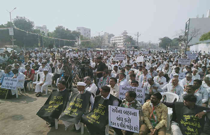 700 કરોડનું પેકેજ લોલીપોલ, 100 ટકા પાક વિમો જાહેર કરો