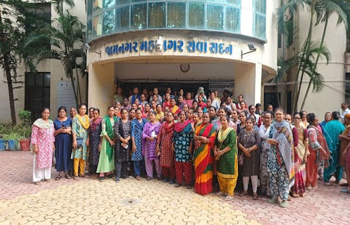 જામનગર મહાનગરપાલિકાની કચેરીના પટાંગણમાં આશા વર્કર બહેનોના સુત્રોચ્ચાર : આરોગ્ય અધિકારીને આવેદન આપ્યું