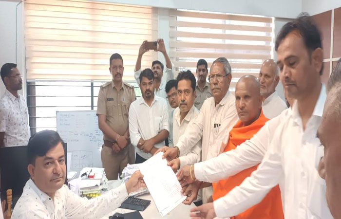 ચીફ જસ્ટીસ સામે જૂતુ ફેંકવાના પ્રયાસમાં આવેદન