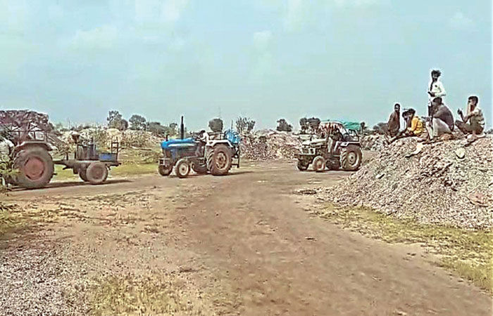 ચોરવીરા ગામમાંથી ગેરકાયદે કાર્બોસેલનું ખનન ઝડપાયું