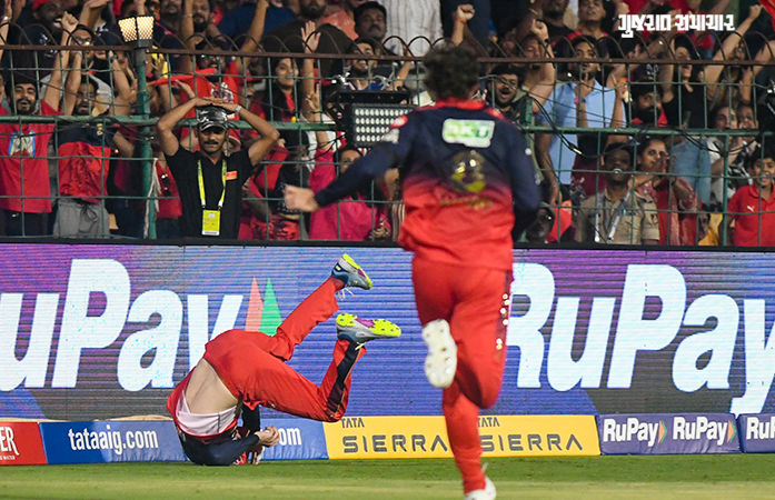VIDEO: IPL 2026ની પહેલી મેચમાં ફિલ સોલ્ટે કર્યો 'સુપરમેન' કેચ, જોનારા રહી ગયા દંગ