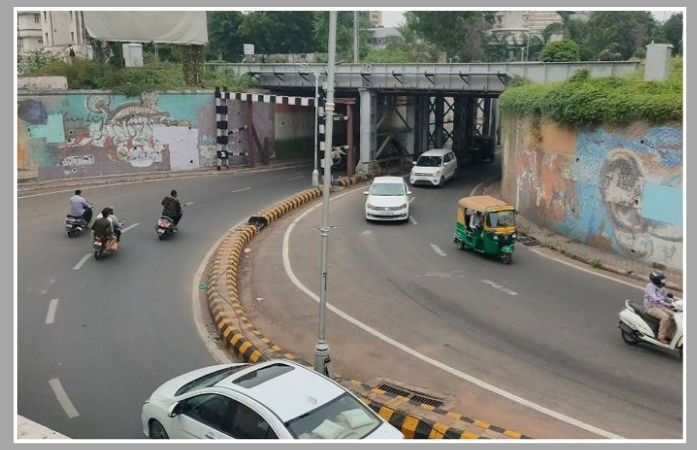 અમદાવાદ શહેરમાં એક કિલોમીટરનો રોડ બનાવવાનો ખર્ચ 4 કરોડથી 24 કરોડ! પ્રજાના પૈસાનો ધૂમાડો